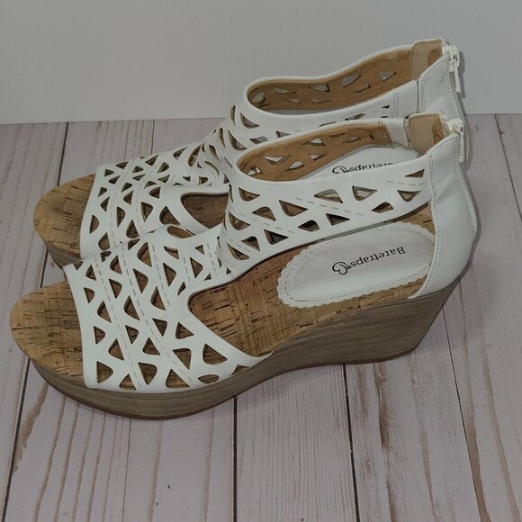 Baretraps Women's Miriam Wedge Sandal Size 9M with laser cut design - Picture 4 of 9